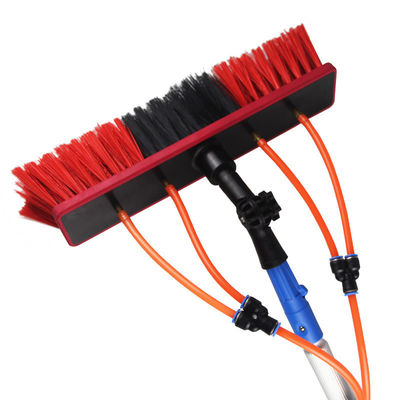 Pulizia domestica attrezzature di lavaggio di finestre rosse con spray d'acqua x23 spazzola