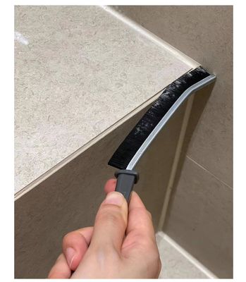 Spazzola di pulizia per finestre e bagni bianca con lucciole dure per una pulizia efficace