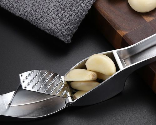 Pressa di aglio di qualità alimentare Trinciatrice di zenzero Trinciatrice di peeling Squeezer 16*3cm Multi Kitchen Grater