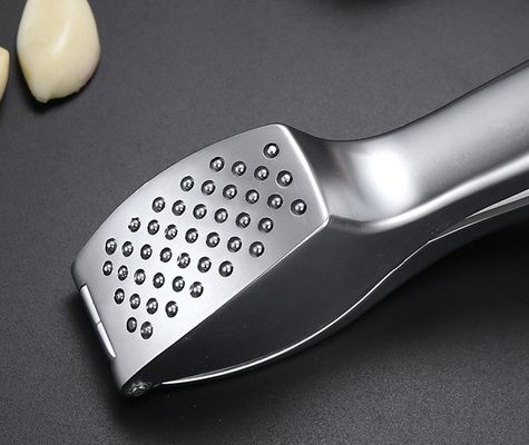 Pressa di aglio di qualità alimentare Trinciatrice di zenzero Trinciatrice di peeling Squeezer 16*3cm Multi Kitchen Grater