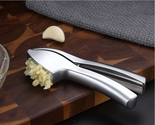 Pressa di aglio di qualità alimentare Trinciatrice di zenzero Trinciatrice di peeling Squeezer 16*3cm Multi Kitchen Grater