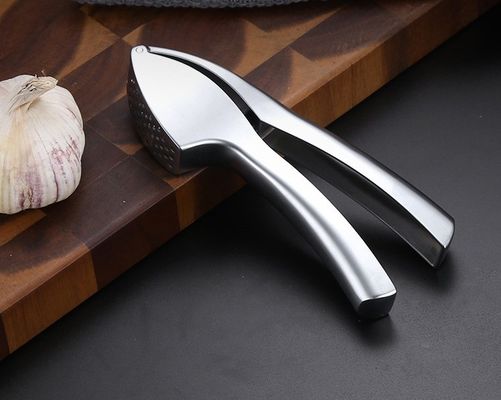 Pressa di aglio di qualità alimentare Trinciatrice di zenzero Trinciatrice di peeling Squeezer 16*3cm Multi Kitchen Grater