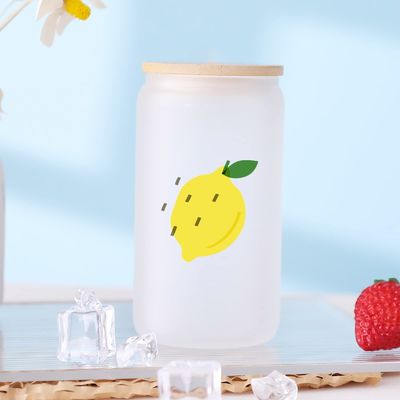 Un bicchiere di birra fredda naturale e sano da 16 oz con coperchio di bambù e paglia