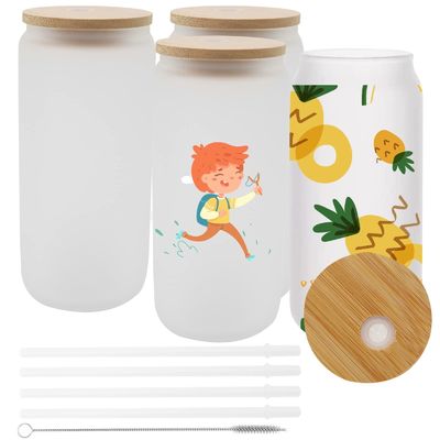 Un bicchiere di birra fredda naturale e sano da 16 oz con coperchio di bambù e paglia