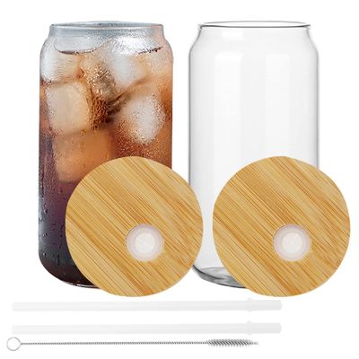 Un bicchiere di birra fredda naturale e sano da 16 oz con coperchio di bambù e paglia