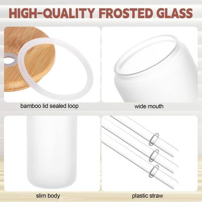 Un bicchiere di birra fredda naturale e sano da 16 oz con coperchio di bambù e paglia