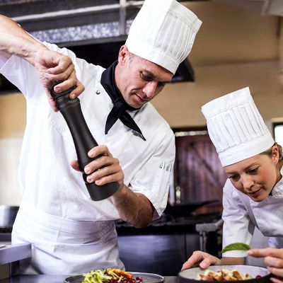 Dispositivo per la macinazione manuale di sale e pepe in legno con grossolanezza regolabile