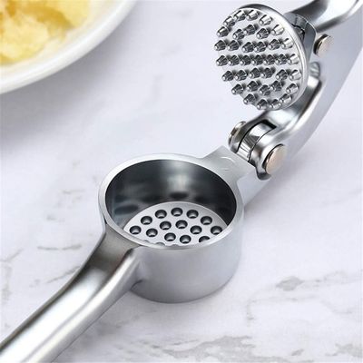 La cucina sostenibile deve avere una pressa manuale di aglio in lega di zinco a cromo per i risultati