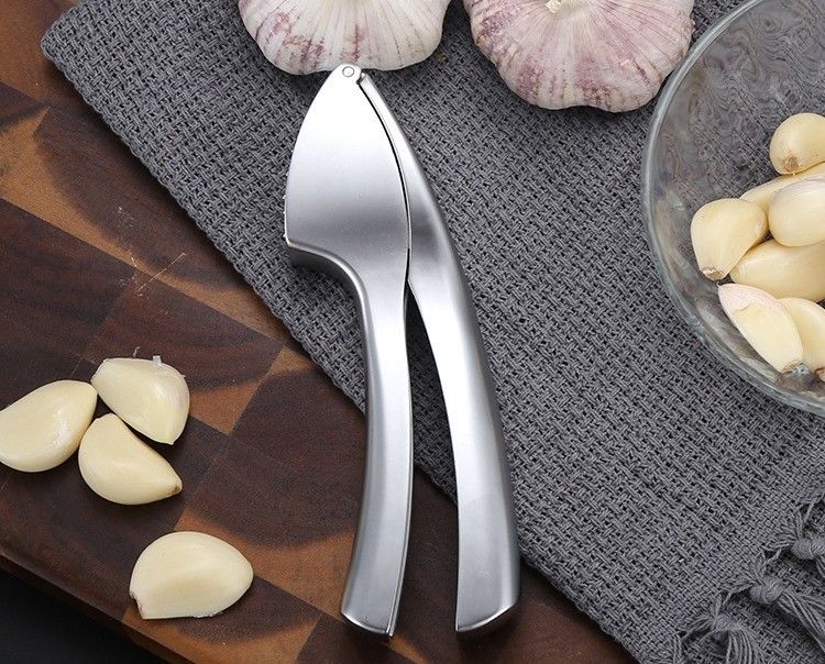 Pressa di aglio di qualità alimentare Trinciatrice di zenzero Trinciatrice di peeling Squeezer 16*3cm Multi Kitchen Grater