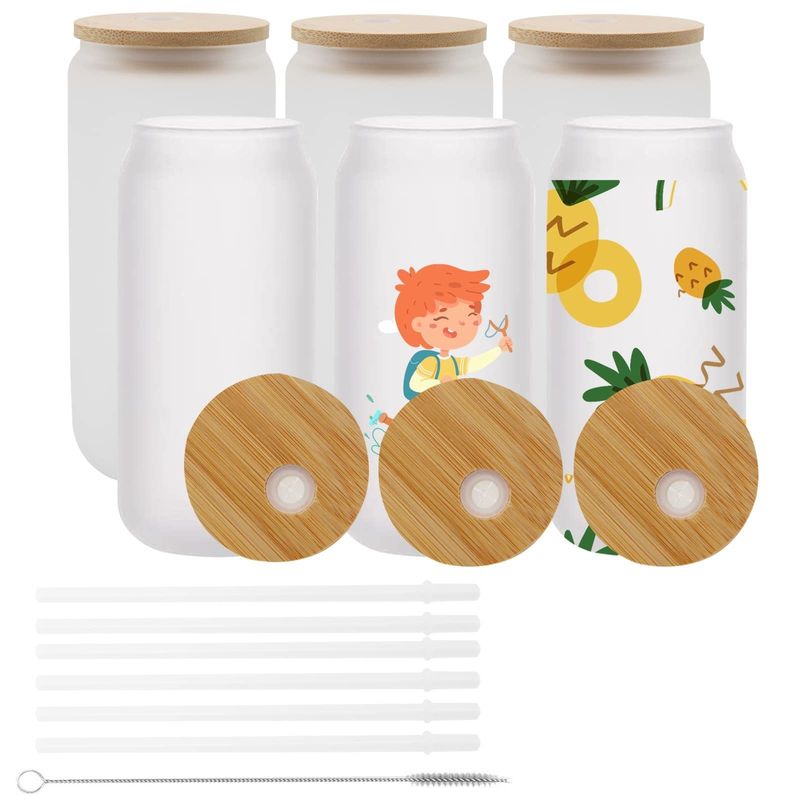 Un bicchiere di birra fredda naturale e sano da 16 oz con coperchio di bambù e paglia